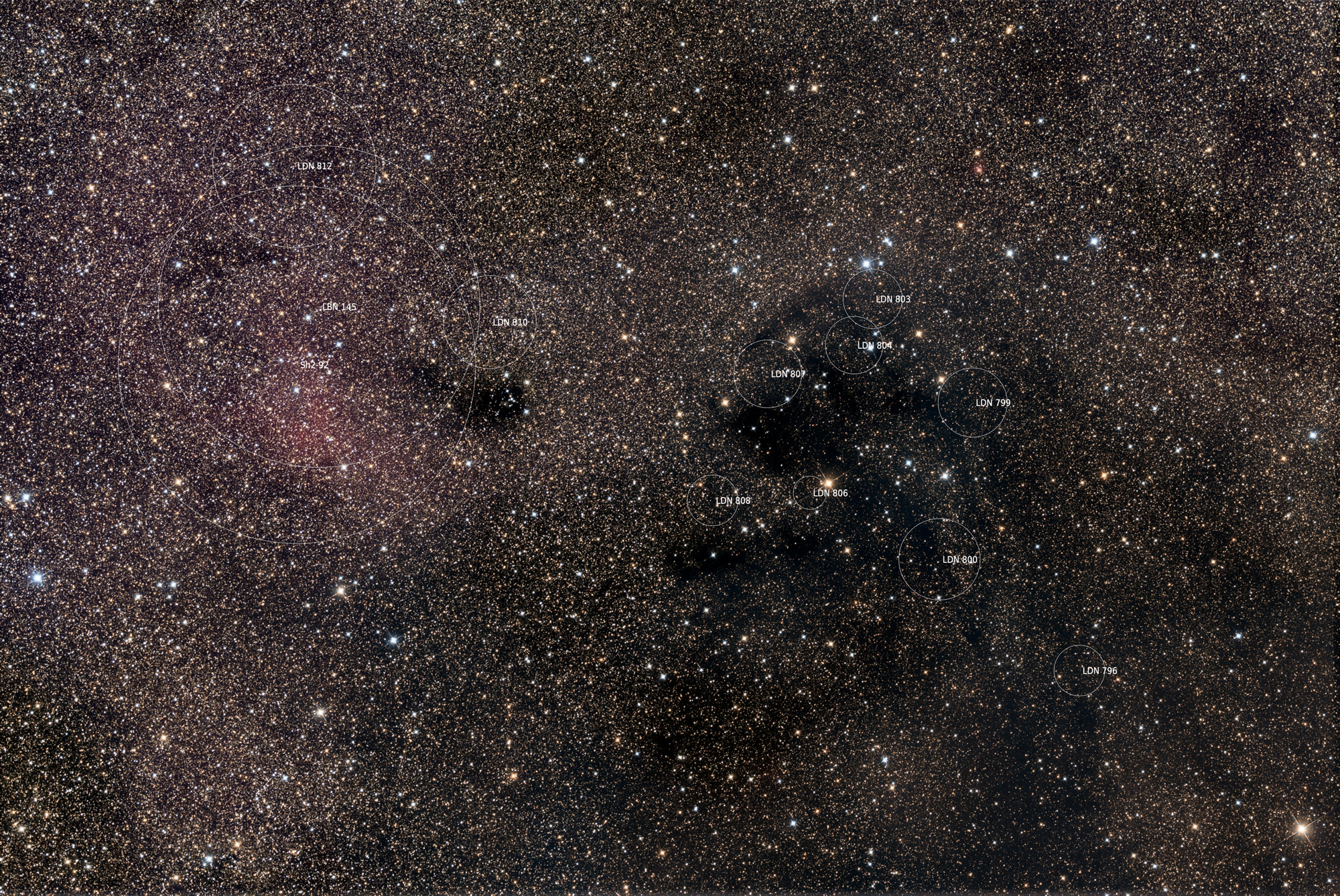 In der linken Bildbereich der rötliche Emissionsnebel Sh2-92 mit den Dunkelnebeln LDN 796, 799, 800, 803, 804, 806, 807, 808, 812